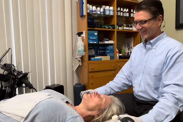 greg olsen adjusting chiropractic patient